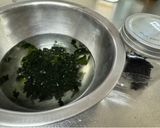 A picture of step 1 of Japanese Wakame seaweed salad.