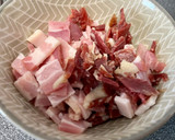 Foto del paso 3 de la receta: Pan relleno de cebolla, jamón, bacon, queso y aceitunas con un toque de orégano y ajo (sin lactosa)
