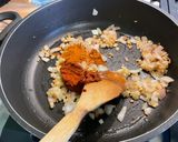 Une image de l'étape 9 de Nouilles aux crevettes et champignons au gingembre et curry.