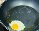 Foto del paso 3 de la receta: Tosta Luilli con huevo de codorniz 🍳 🍅 🍻