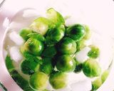 Une image de l'étape 6 de Poêlée de choux de Bruxelles aux lardons et parmesan.