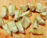 Foto del paso 4 de la receta: Guiso de alcachofas al jerez, con langostinos y tacos de jamón