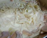 Foto langkah ke 2 dari resep Fettuccine Beef Sausage Carbonara.