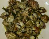 Foto langkah ke 5 dari resep Tumis kerang pedas.