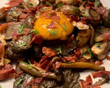 Foto del paso 4 de la receta: Setas a la plancha, yema de huevo marinada, y jamón crujiente