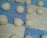 Foto langkah ke 4 dari resep Donat maizena lembut.