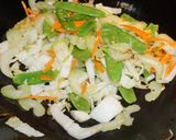 Foto del paso 2 de la receta: Hígado salteado con vainas de arvejas verdes y salsa teriyaki