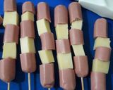 Foto del paso 2 de la receta: Banderillas de salchicha y queso