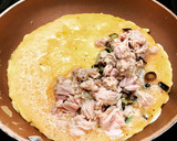 Foto del paso 2 de la receta: Tortilla de ajetes tiernos y bonito en escabeche con guarnición de espárragos trigueros