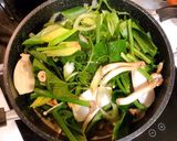 รูปขั้นตอนการทำที่ 2 ของ แกงเห็ดหน่อไม้ผักรวม🥗style by barbie👩🏼‍🍳