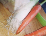 Foto del paso 1 de la receta: Caldo detox de verduras y gallina
