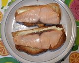 Foto del paso 3 de la receta Tostadas con queso brie y salmón ahumado