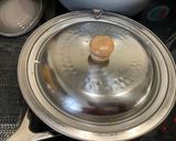 A picture of step 4 of Gyudon (beef and rice bowl).