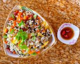Hình bước làm 3 của món Cơm trộn trứng, rong biển, lạp xưởng