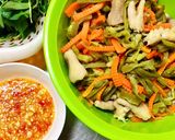 Hình bước làm 3 của món Gỏi Chân Gà Trộn Rau Tiến Vua