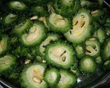करेले प्याज़ टमाटर (Karela Pyaz Tamatar recipe in Hindi) रेसिपी चरण 1 फोटो