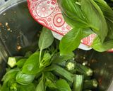 Gambar langkah 3 resipi Bendi Masak Asam Daun Selasih.