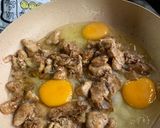 รูปขั้นตอนการทำที่ 3 ของ หมูทอดกระเทียมพริกไทยแห้งคลุกไข่