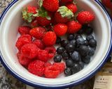 Une image de l'étape 2 de 🍹Smoothie 🍸avoine fruits 🍒rouges🫐🍓 miel 🍯 de lavande 🪻.