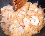 Foto del paso 3 de la receta: Tallarines de espinacas a la carbonara con gambas (Sin sal)