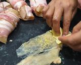 Foto del paso 2 de la receta: Rollitos de pechuga con queso y tocino