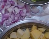 आलू शिमला मिर्च (Aloo Shimla Mirch recipe in hindi) रेसिपी चरण 1 फोटो