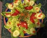 Une image de l'étape 2 de Salade composée scarole tomates concombre carottes et céleri rave.