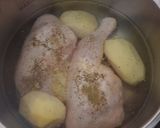 Foto del paso 1 de la receta: Pollo hervido con guarnición de pimientos del padrón y tomatitos