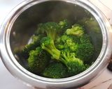 Póréhagymás brokkolis csirkemell tejszínnel recept fázis 2 fotója