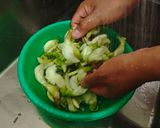 Foto langkah ke 2 dari resep Tumis Bunga Turi Buah Naga Sere Lemo.