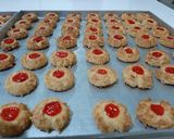 Foto langkah ke 7 dari resep Thumbrint strawberry jam cookies #EdisiLebaran.