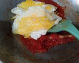 Foto langkah ke 4 dari resep Telur Ceplok Bumbu Bali Tidak Pedas 2022.
