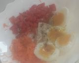 صورة لخطوة 1 من وصفة فكرة فطور صباح 🍞🥚🥕🍅
