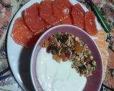 Une image de l'étape 6 de Yaourt au granola accompagné de pomélo et de mandarine 🥣.