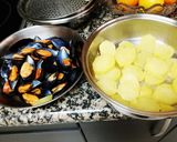Foto del paso 3 de la receta Mejillones con patatas en salsa de pimentón