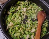 Foto del paso 1 de la receta: Arroz salteado con trigueros y ajetes