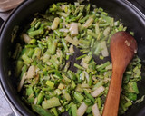 Foto del paso 1 de la receta: Arroz salteado con trigueros y ajetes