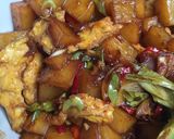 Foto langkah ke 3 dari resep Tumis kentang asem manis.