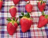صورة لخطوة 1 من وصفة تجميد الفراولة على شكلها🍓
