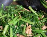 รูปขั้นตอนการทำที่ 4 ของ ผัดผักบุ้งไก่สับ