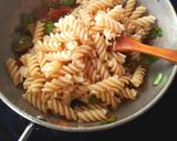 A picture of step 8 of Yoghurt fusilli pasta in spinach puree.