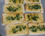 A picture of step 4 of Chicken chilli cheese bread.