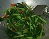 Foto langkah ke 5 dari resep Sawi tumis tomat.