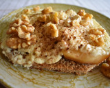 Foto del paso 5 de la receta: Tosta de pan casero con queso de cabra y pera de conferencia
