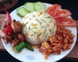 Foto langkah ke 4 dari resep Nasi Goreng Daun Jeruk.