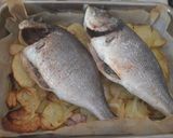 Foto del paso 7 de la receta: Dorada al horno con almejas, gambón, patatas y chipirones