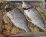 Foto del paso 7 de la receta: Dorada al horno con almejas, gambón, patatas y chipirones