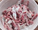 Foto langkah ke 1 dari resep Tumis Daging Sapi dan Paprika.