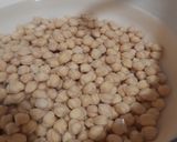 Foto del paso 1 de la receta: Ensalada de garbanzos con feta, pepino y tomate