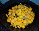 A picture of step 4 of Dahi baday ke phullay.